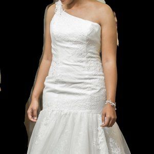 Vera Wang One Shoulder Lace Wedding Dress, Ivory